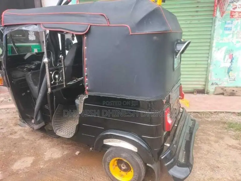 Bajaj RE 205 2012