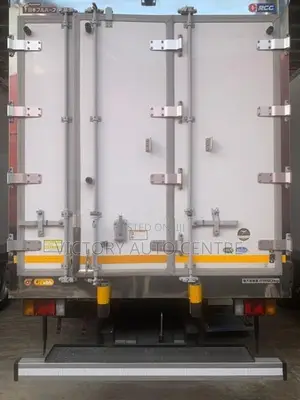 Isuzu Elf freezer truck 2017