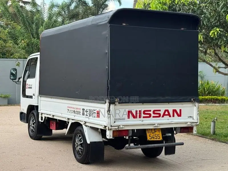 Nissan Atlas Custom 10.5 2002