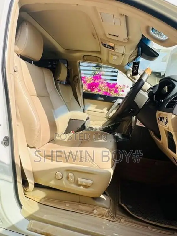 Toyota Land Cruiser Prado TX 2023
