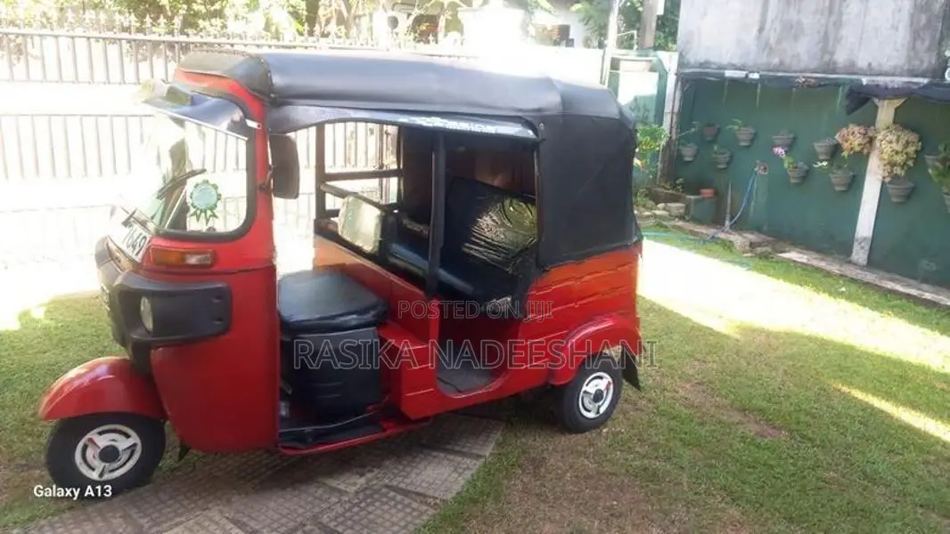 Bajaj RE 2018