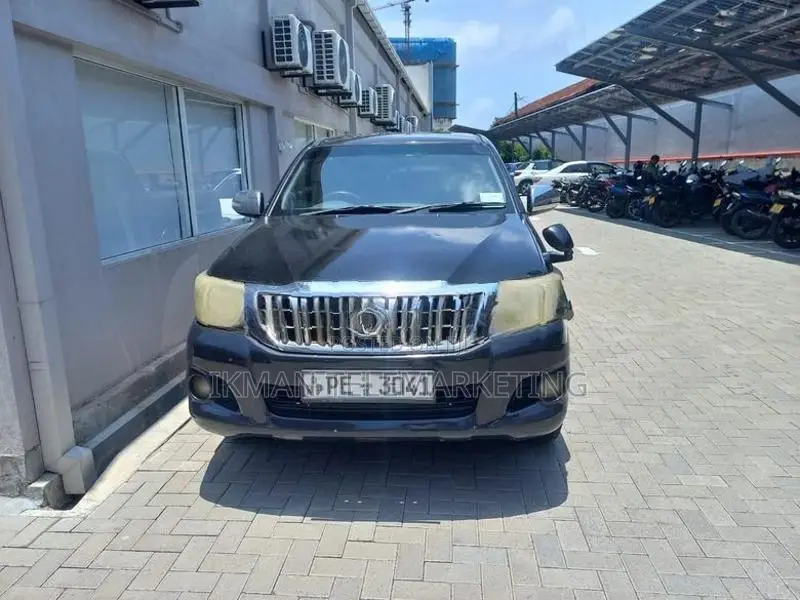 Toyota Hilux 2WD 2012