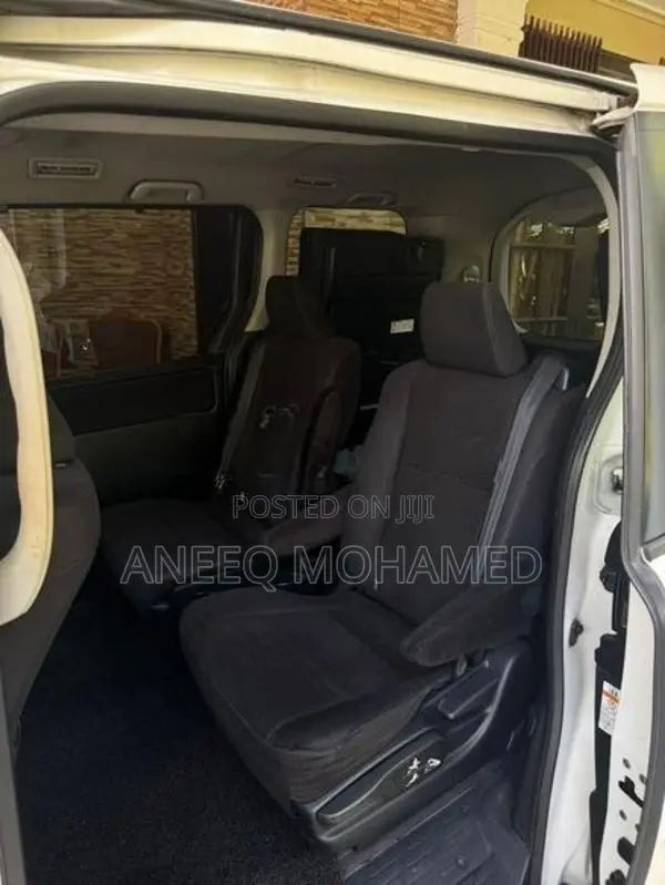 Toyota Voxy 2015