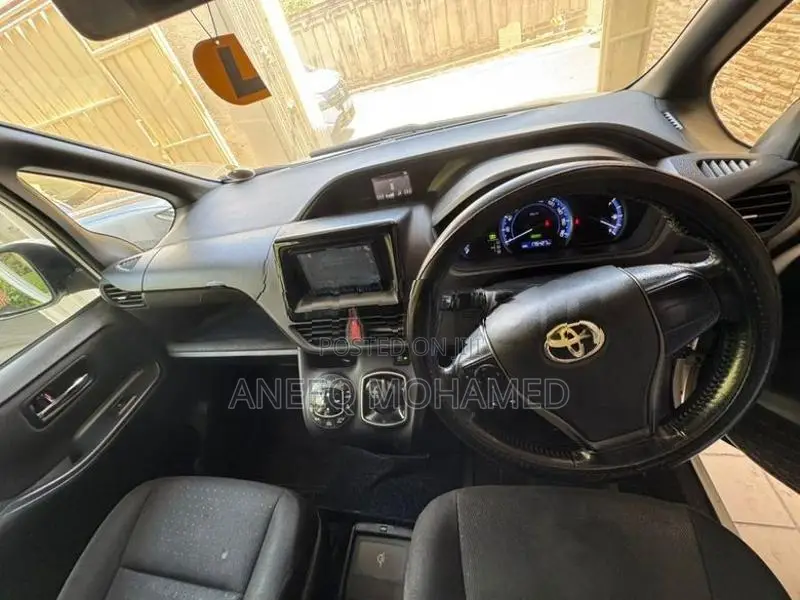 Toyota Voxy 2015