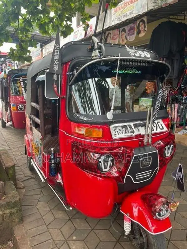 Bajaj RE 2019