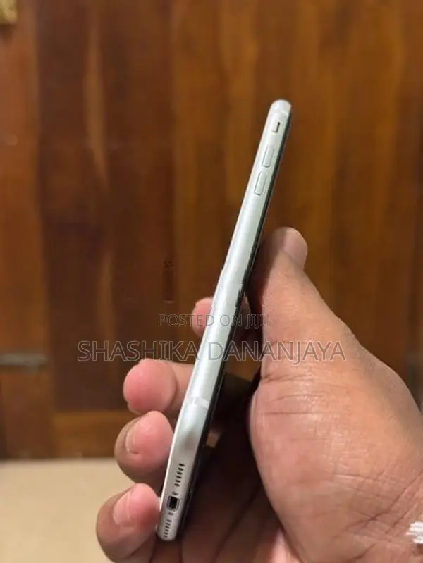 Apple iPhone SE 2 (Used)