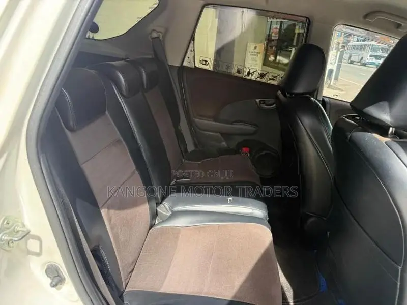 Honda Fit SHUTTLE 2013