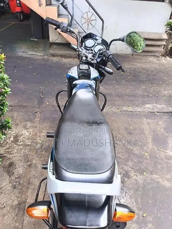 Bajaj CT100 E5 2023