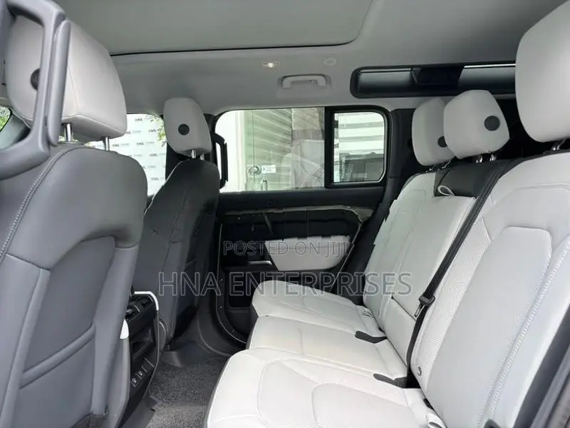 Land Rover Defender 110 X Dynamic 2025