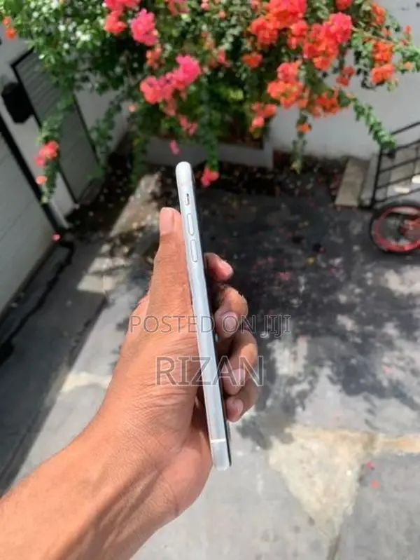 Apple iPhone XR (Used)