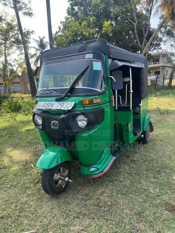 Bajaj RE 2016
