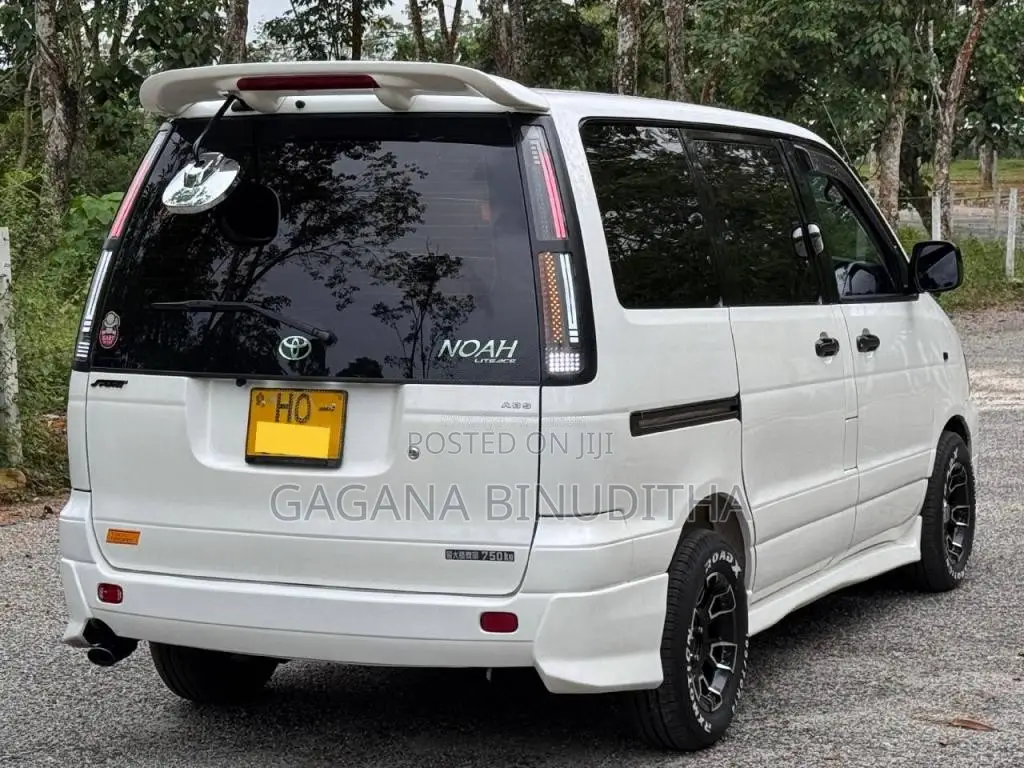 Toyota Noah KR42 GL 2000 Van (Used)