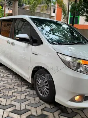 Toyota Esquire GI 2015 Van (Used)