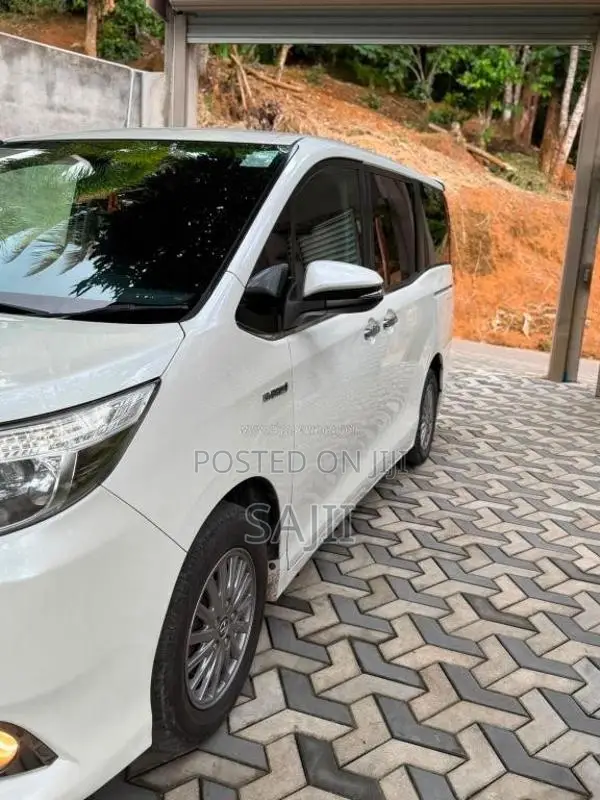 Toyota Esquire GI 2015 Van (Used)