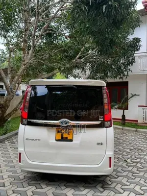 Toyota Esquire GI 2015 Van (Used)