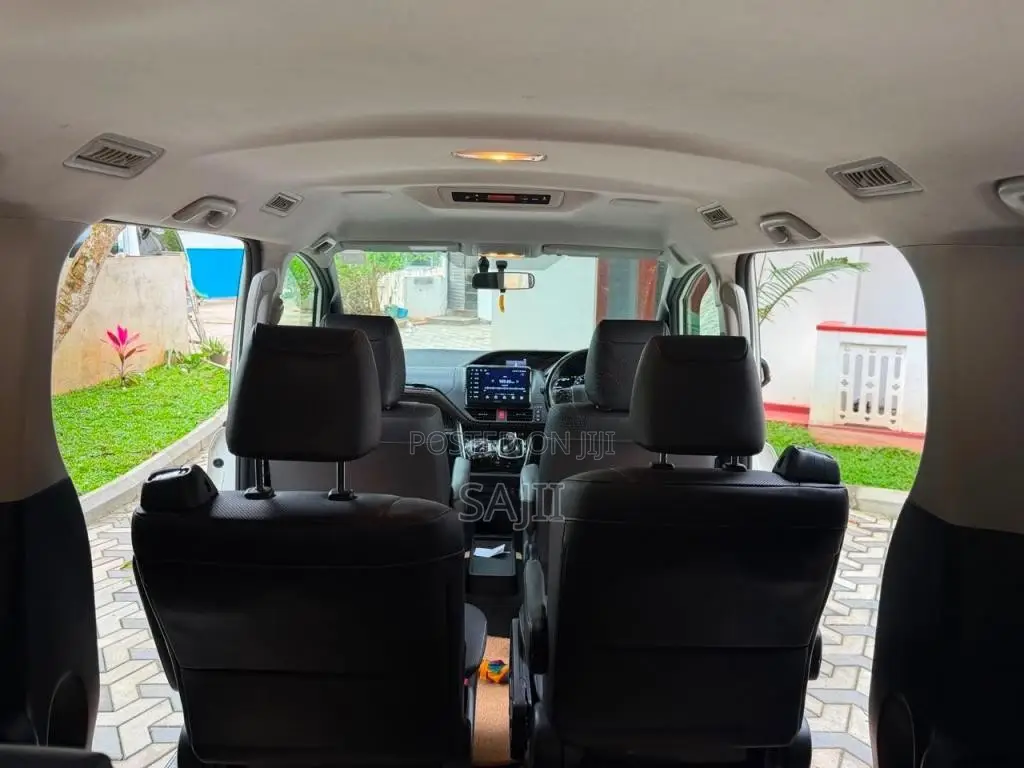 Toyota Esquire GI 2015 Van (Used)