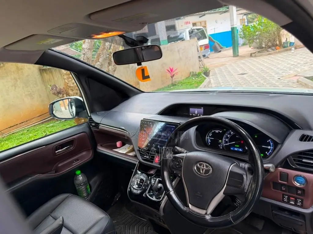 Toyota Esquire GI 2015 Van (Used)