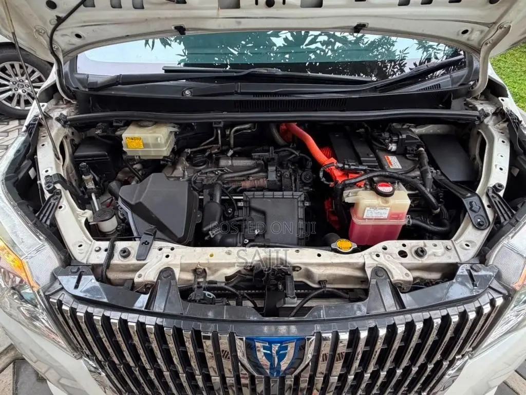 Toyota Esquire GI 2015 Van (Used)