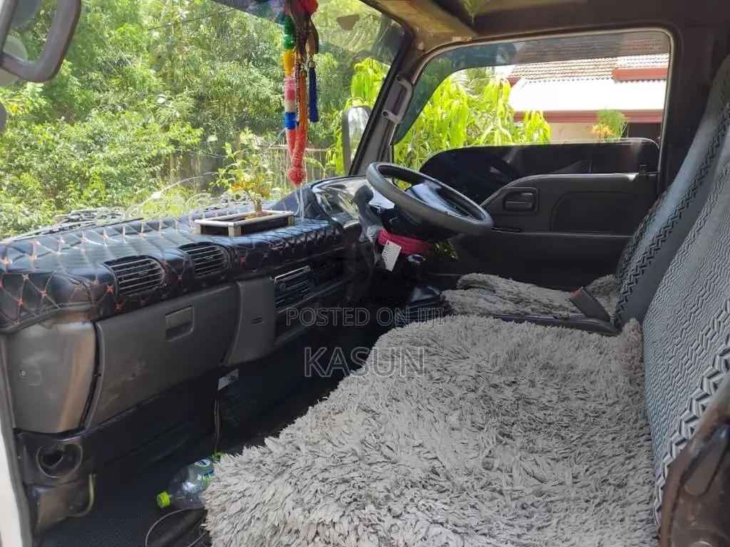 Isuzu ELF 2002 Lorry (Used)