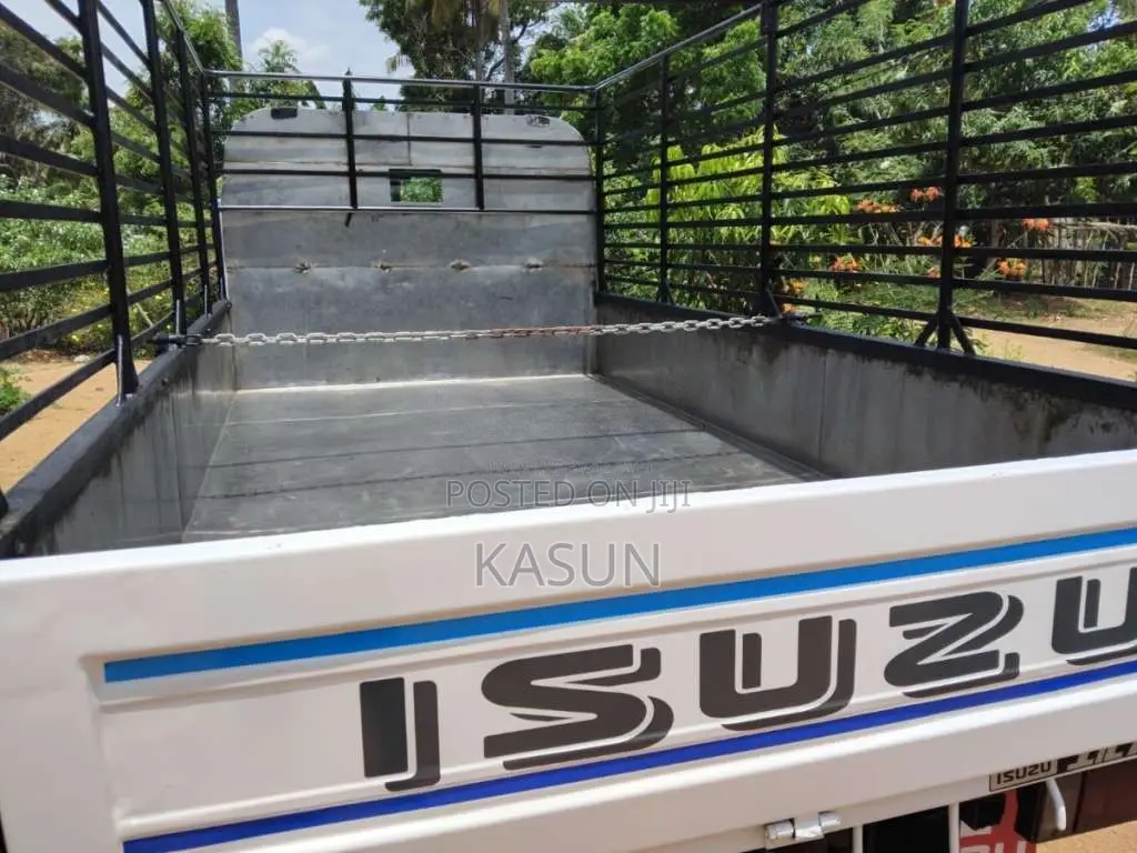 Isuzu ELF 2002 Lorry (Used)