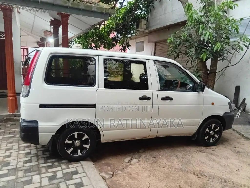 Toyota Noah KR42 2002 Van (Used)