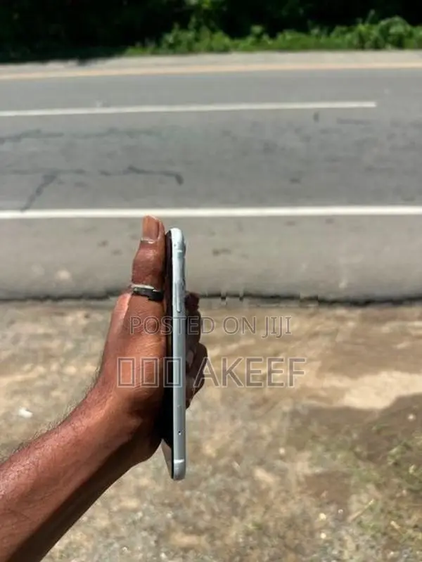 Apple iPhone XR (Used)