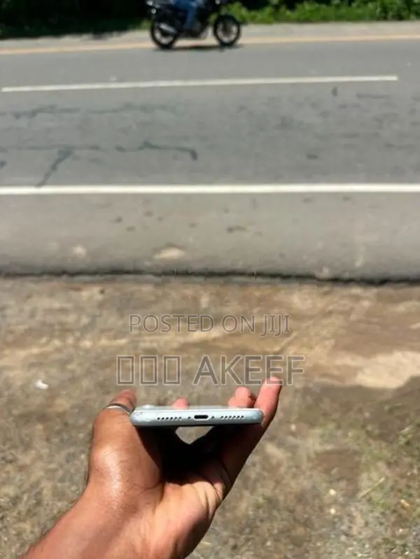 Apple iPhone XR (Used)