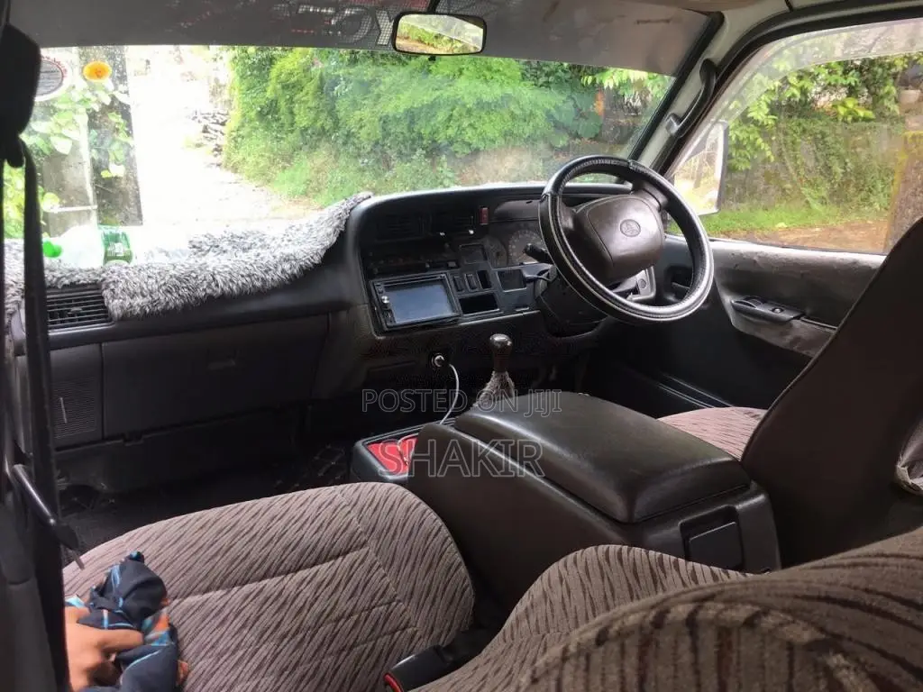Toyota HIACE 2000 Van (Used)
