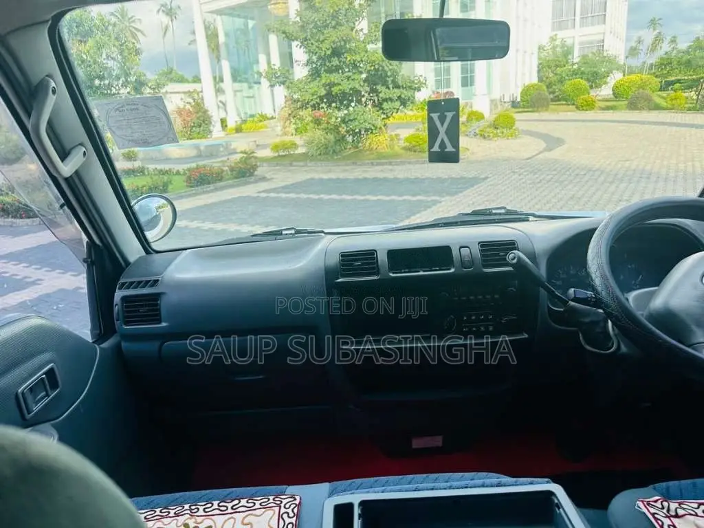 Nissan Lion Face 2011 Van (Used)