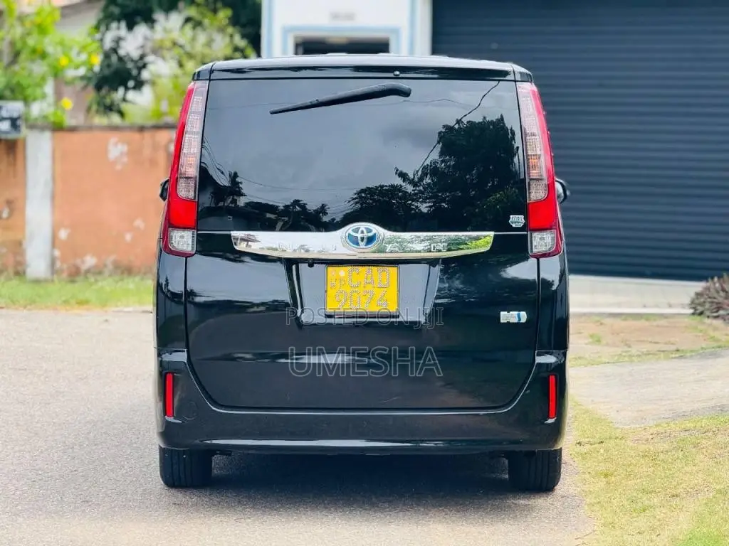 Toyota Noah 2014 Van (Used)