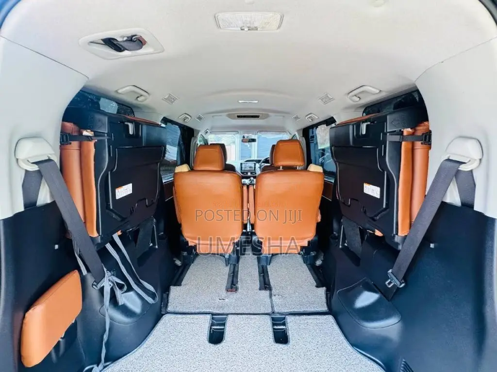 Toyota Noah 2014 Van (Used)