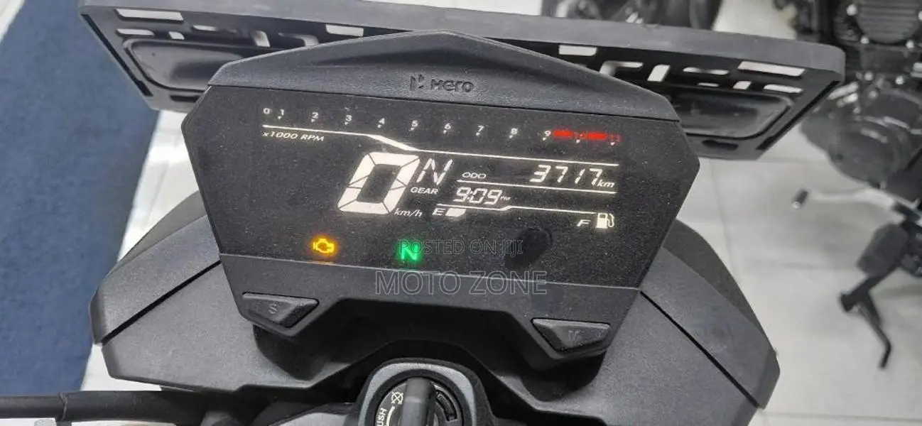 Hero HUNK 160 4V 2025 Motorbike (Used)