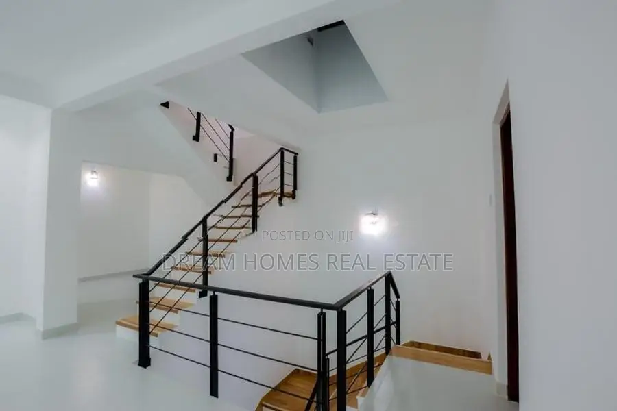 9.5 Perches 3-Storey House in Athurugiriya