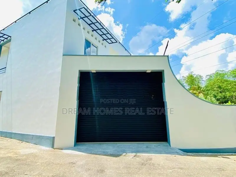 9.5 Perches 3-Storey House in Athurugiriya