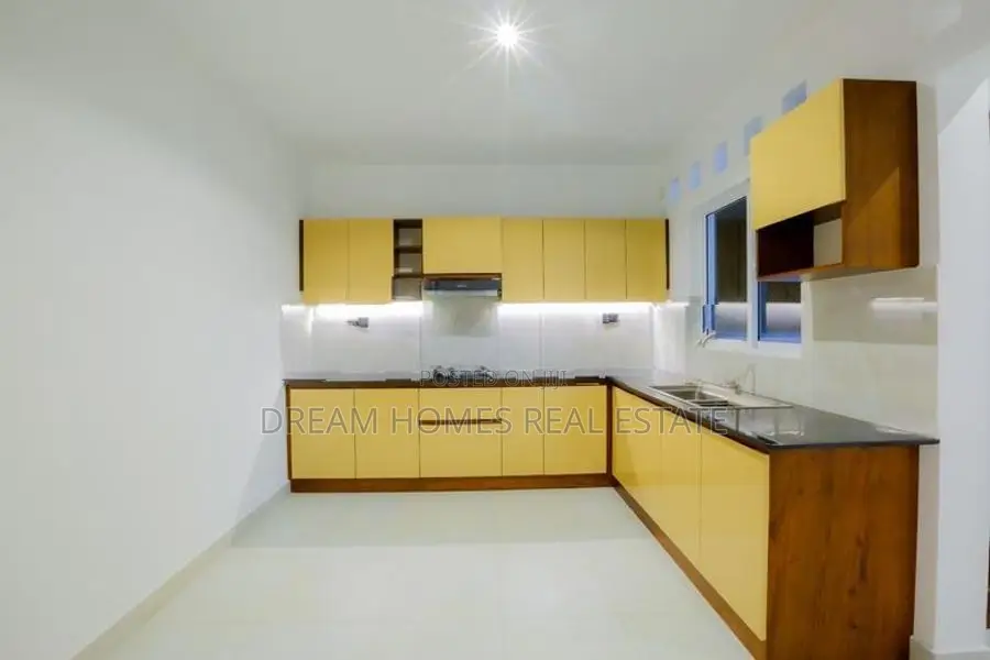 9.5 Perches 3-Storey House in Athurugiriya