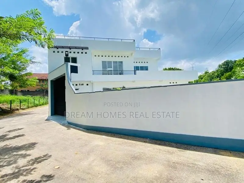 9.5 Perches 3-Storey House in Athurugiriya