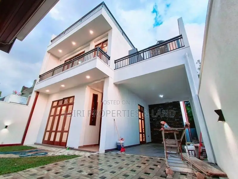 සුඛෝපභෝගී දෙමහල් නිවස විකිණීමට PILIYANDALA MADAPATHA RD