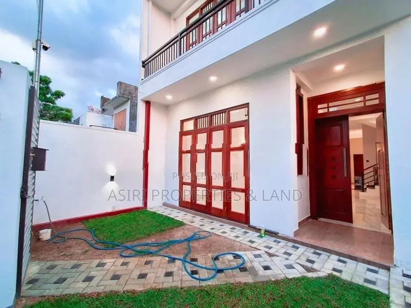 සුඛෝපභෝගී දෙමහල් නිවස විකිණීමට PILIYANDALA MADAPATHA RD