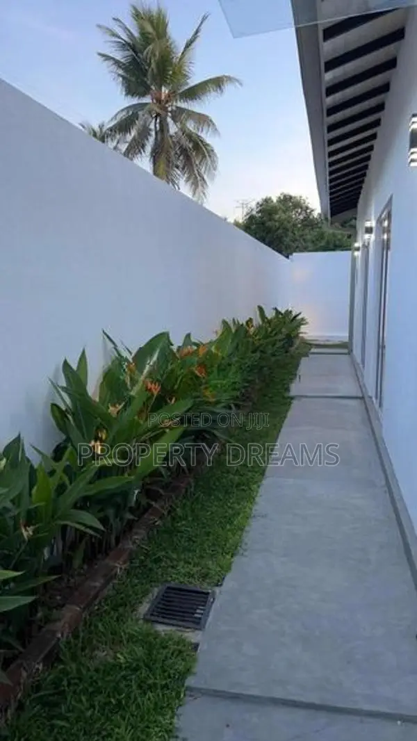 Attractive House in A Highly Desirable Area Athurugiriya