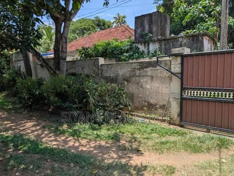 Dehiwela Colonial Type Single Story House with Green Garden for Sale