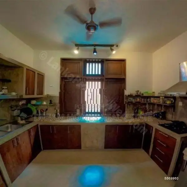 Exquisite 4-Bedroom House in Palawatta