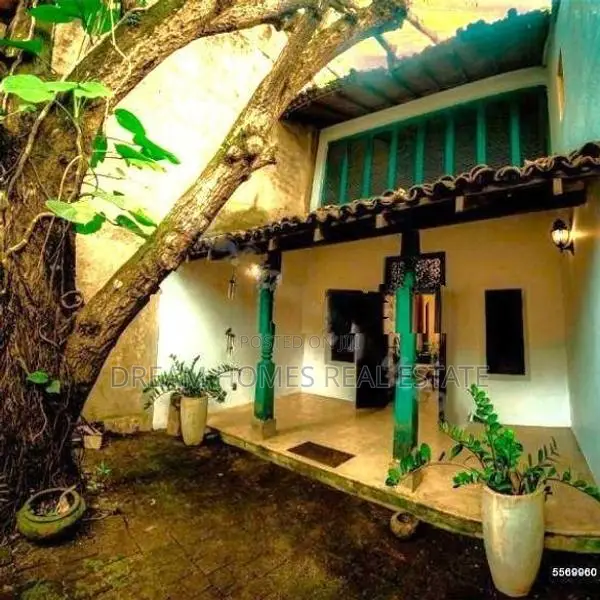 Exquisite 4-Bedroom House in Palawatta