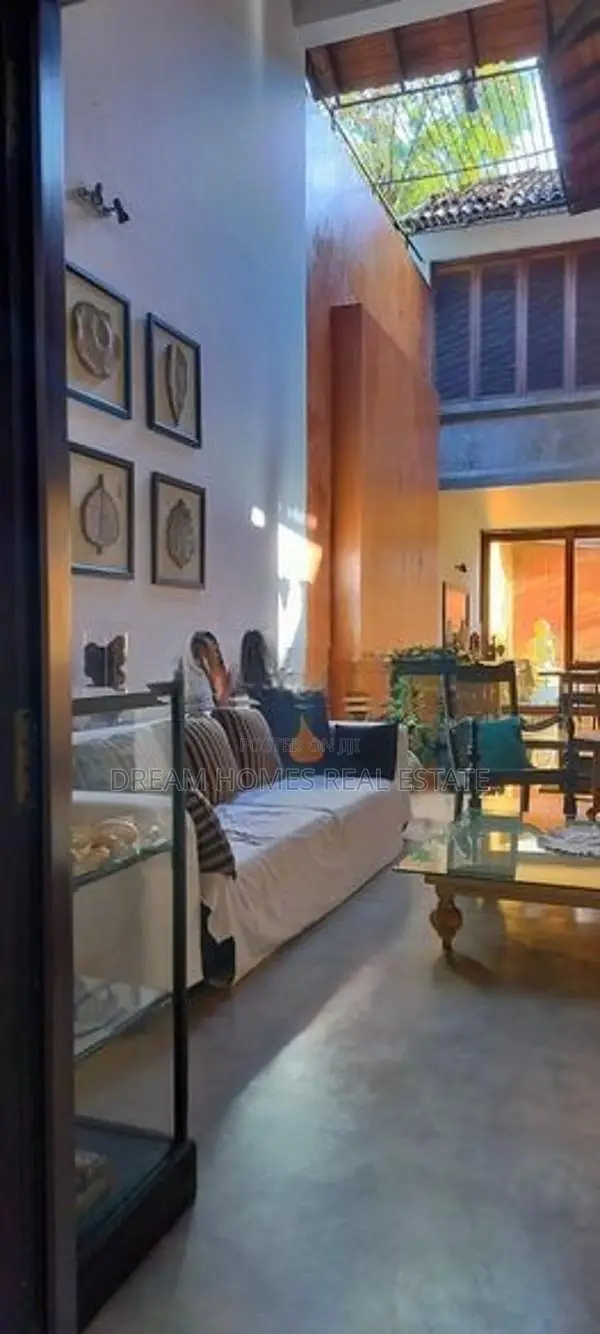 Exquisite 4-Bedroom House in Palawatta
