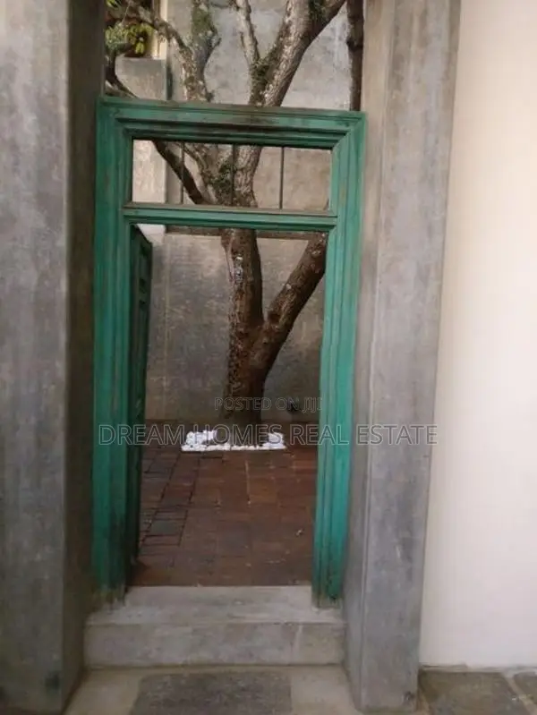 Exquisite 4-Bedroom House in Palawatta