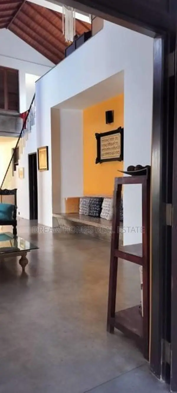 Exquisite 4-Bedroom House in Palawatta