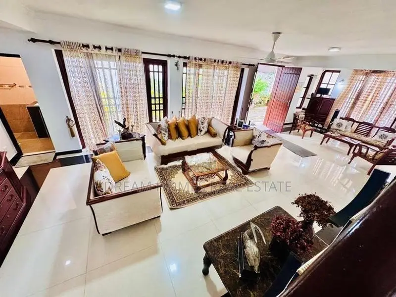Luxury 5 Bedroom Home for Sale – Pitakotte