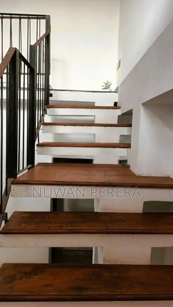 Piliyandala inner city 5 bedrooms house for sale .