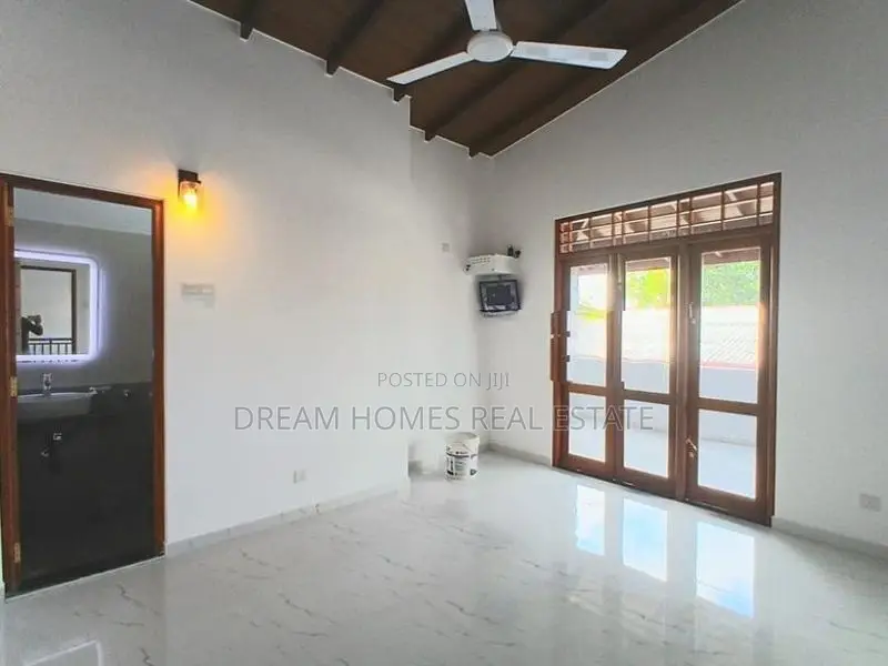 4BR House with 3 Vehicle Parking – Makandana
