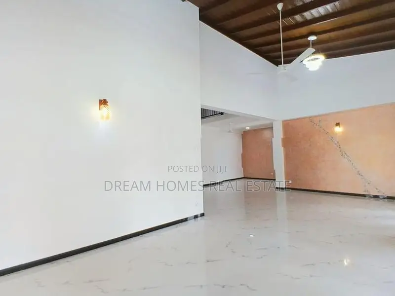 4BR House with 3 Vehicle Parking – Makandana