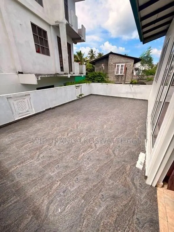 Two Story House for Sale in Battaramulla Koswatta